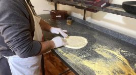 Klavyeyi bıraktı, merdaneyi ele aldı. Siparişlere yetişemiyor