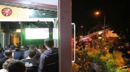 ⁠Mahalle yanarken onlar derbiyi izledi. İki araç kül oldu, üç dükkan ve bir evde hasar var