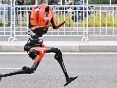 Maratonda robot insan rekorunu kırdı