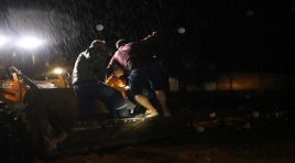 Nizip’i sel vurdu. Mahsur kalanlar iş makinesiyle kurtarıldı