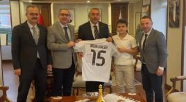 Rizeli Safa, Cumhurbaşkanı Erdoğan’dan istediği imzalı Arda Güler formasına kavuştu