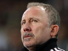 Sergen Yalçın gençlere sarıldı