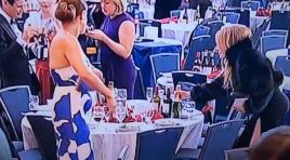 Silahlı saldırı girişimini fırsat bilen davetliler şişeleri çantaya attı