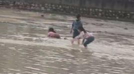 Şırnak’ta sağanak nedeniyle dereler taştı: Çocukların tehlikeli oyunu