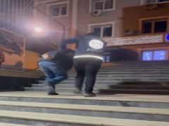 Sosyal medyada polis yeleği ile yayın yapan bir kişi gözaltına alındı