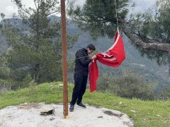 Yıpranan Türk bayrağını fark etti. Mehmet Efe yaptığı hareketle takdir topladı