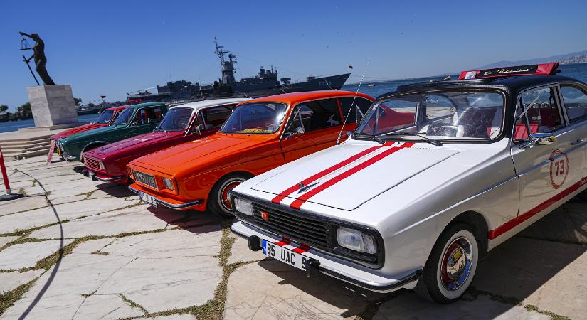 Anadol tutkunları İzmir’de buluştu. 45 araç sergilendi