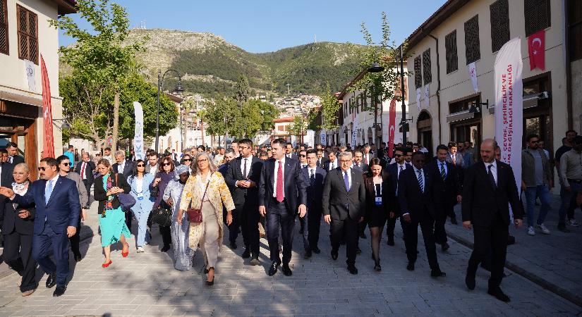 Bakan Kurum, yabancı konuklara Hatay’ı gezdirdi. “Asrın inşasını dünyaya gösterdik”