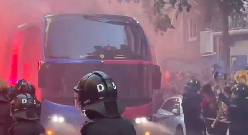 Barcelona taraftarı kendi kadro otobüsünü taşladı! El Clasico öncesi büyük karışıklık