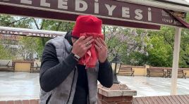 Bayrak hassasiyeti duygulandırdı: ”Bütün yıkımlardan çıkan bayrakları hep topluyorum”