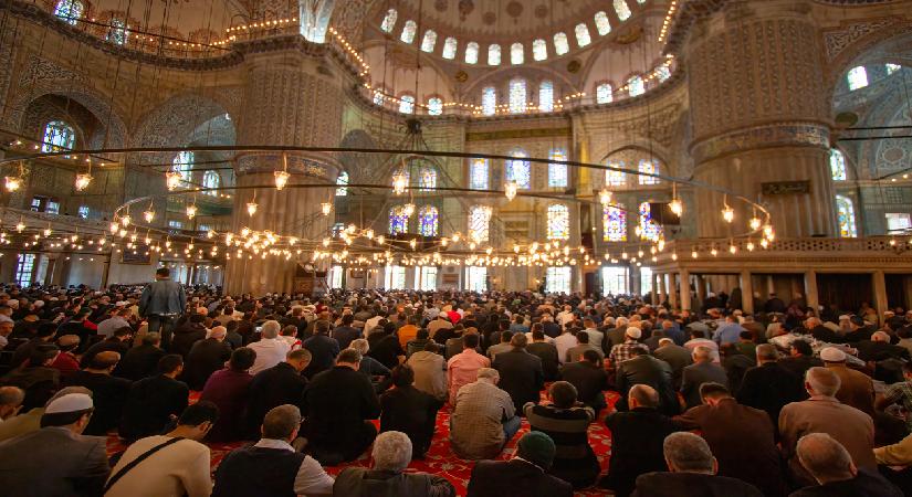 Bayram namazı nasıl kılınır, kaç rekat? Bayram namazı niyeti nasıl edilir? (Diyanet adım adım bayram namazı kılınışı)