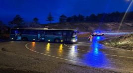 Çaldığı halk otobüsüyle kaza yaptı