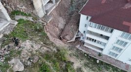 Çöken istinat duvarı evlerin duvarını yıktı. 10 ev tahliye edildi