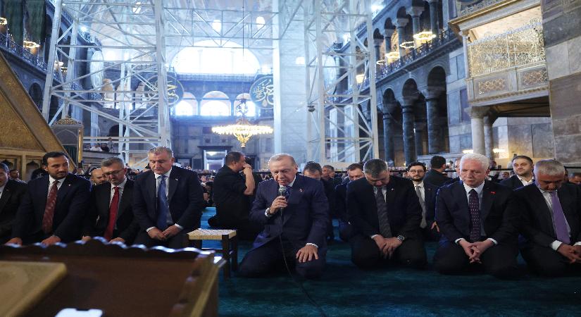 Cumhurbaşkanı Erdoğan Ayasofya’da: “Bu akşam İstanbul bir öbür hoş olacak”
