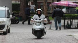 Evde anne, sokakta motokurye. Aile ekonomisine katkı sağlıyor