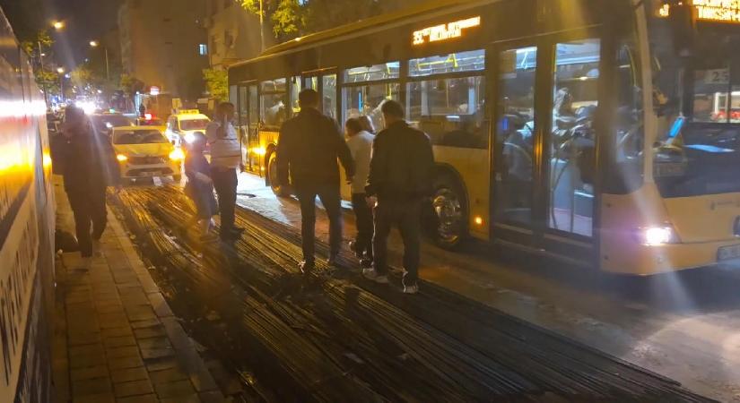 İnşaat demiri İETT otobüsünden içeri girdi. Bayan yolcunun ayağına saplandı