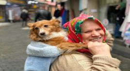 İnsanlardan korkan köpeğini sırtında taşıyor
