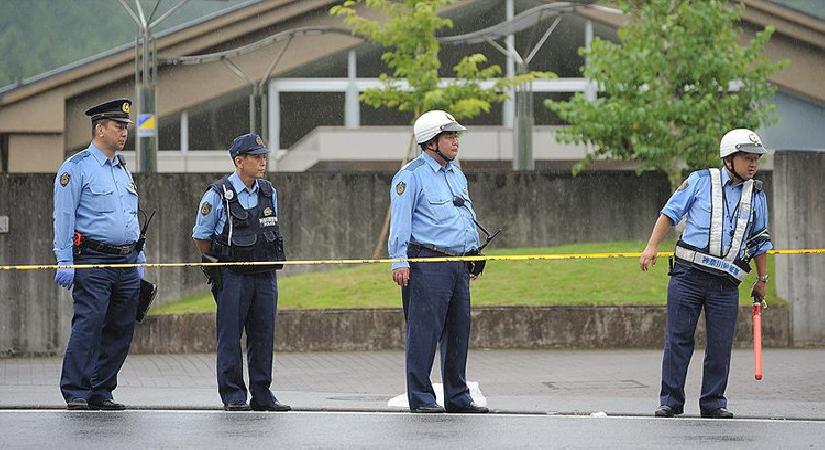 Japonya’da facianın eşiğinden dönüldü: Yol ortasındaki göçük yetkilileri alarma geçirdi