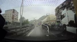 Korkunç zincirleme kaza: Otomobil, TIR ile tanker arasına sıkıştı
