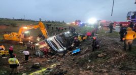 Malatya’da yolcu otobüsü şarampole devrildi