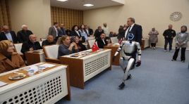 Nüfusa kayıtlı ilk insansı robot Meclis toplantısında