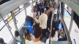 Şoför sürdü, sağlık çalışanı müdahale etti: Otobüste panik anlar