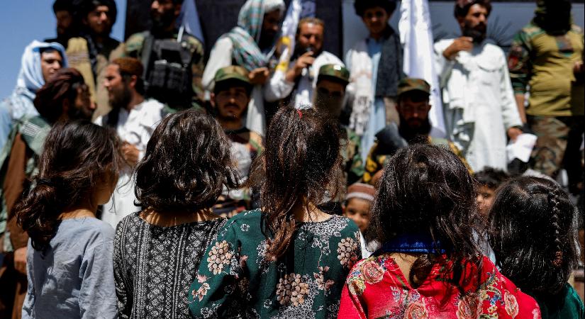 Taliban’dan reaksiyon çeken karar. Kız çocuklarının sessizliği “rıza” sayılacak