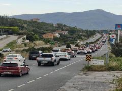 Tatilci akını devam ediyor: 22 kilometre araç kuyruğu oluştu