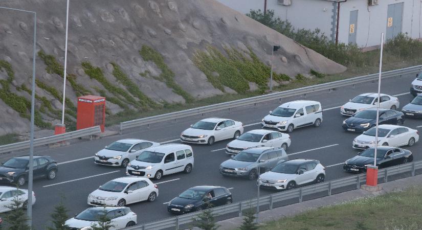 Tatilciler dönüş yolunda. Kritik noktalarda trafik ağır