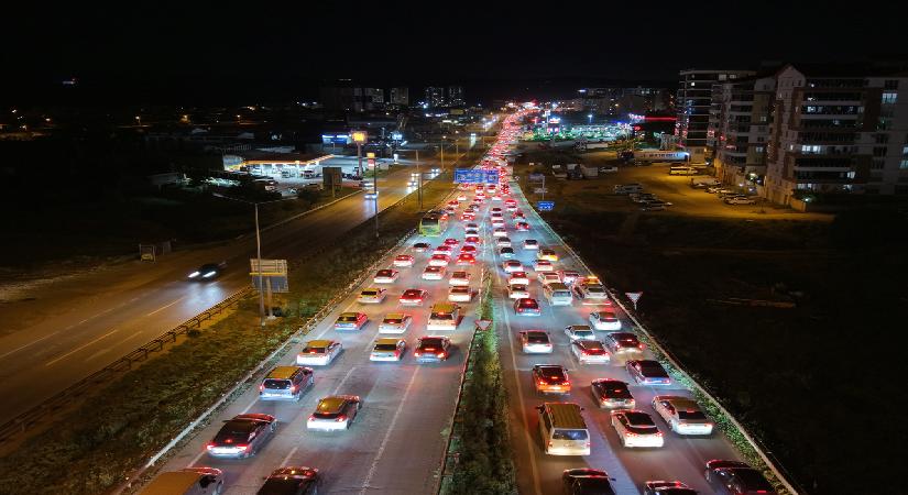 Tatilciler dönüş yolunda. Trafik kilometrelerce uzadı
