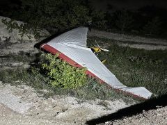 Turist taşıyan microlight acil iniş yaptı