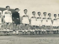 1954 yılındaki takımdan kalan tek isimdi. Futbolcular tek tek elini öptü