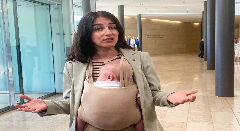 AB tepesinde bir birinci: İsveçli bakan bebeğini getirdi