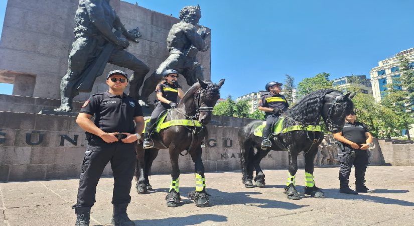 Ankara’da heybetli devriye. Atlı polisler alanda