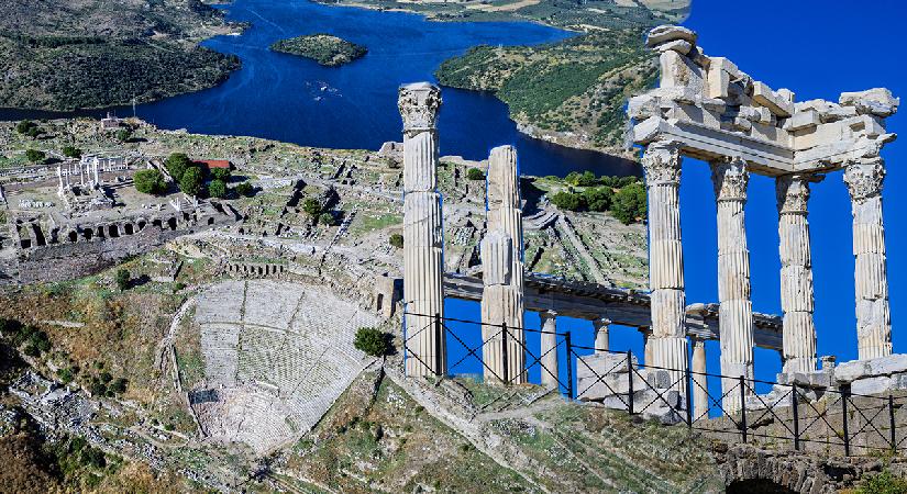 Antik çağın en dik antik tiyatrosu burada. Bergama’daki Akropolis geçmişle bugünü buluşturuyor