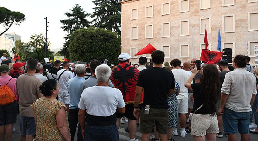 Arnavutluk’ta göstericiler meclis kapısına dayandı: Başbakan Rama’ya istifa daveti
