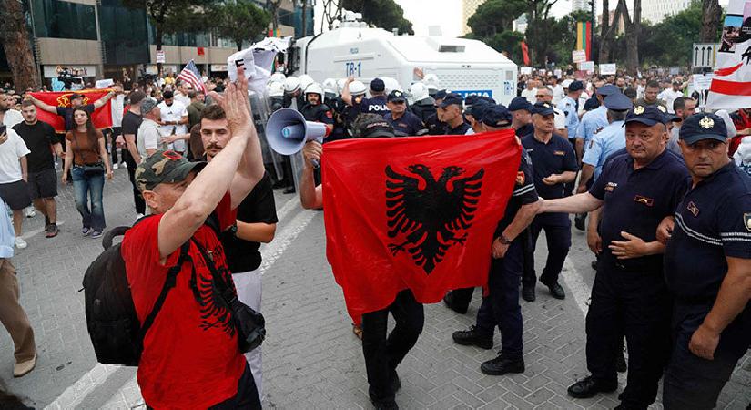Arnavutluk’ta ‘Trump’ krizi: Protestolar sokağa taştı