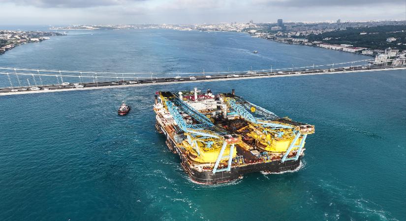 Dev vinç gemisi İstanbul Boğazı’ndan geçti