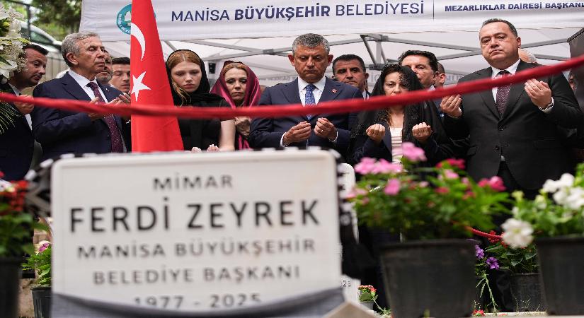 Ferdi Zeyrek için vefatının birinci yılında mevlit okutuldu