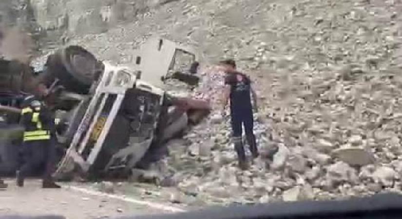 Freni patlayan TIR’dan atlayan şoför öldü, 2 kişi yaralandı