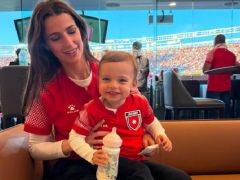 Futbol aşkına, kucakta çocuk dünyanın bir ucuna gittiler: Büyüyünce ‘Annem ve babam beni ulusal maça götürmüştü’ dersin!