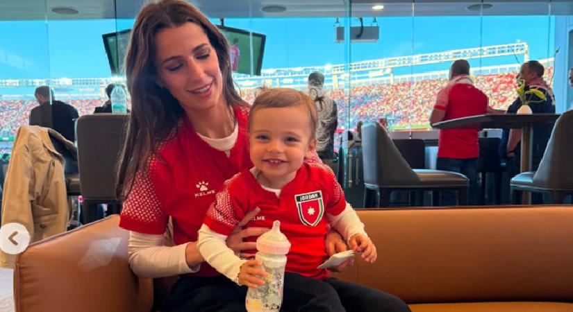 Futbol aşkına, kucakta çocuk dünyanın bir ucuna gittiler: Büyüyünce ‘Annem ve babam beni ulusal maça götürmüştü’ dersin!