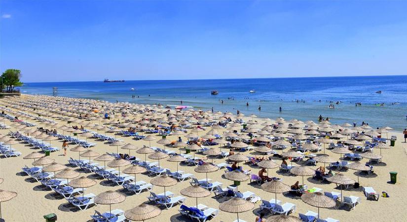 İBB plajlarında dönem açıldı. İstanbullular 14 plajda denize girebilecek