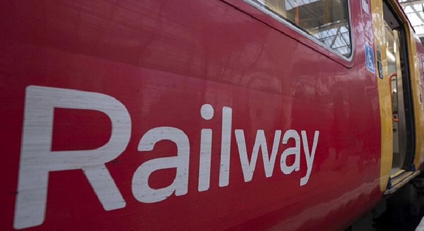 İngiltere’de iki tren çarpıştı: 1 meyyit, 89 yaralı