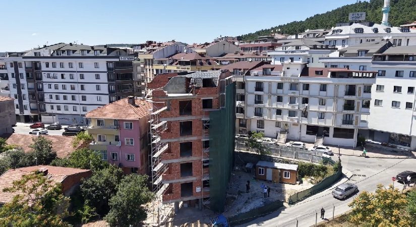 İstanbul’da binaya ”eğri” dediler belediye açıklama yaptı, dronla denetim edildi