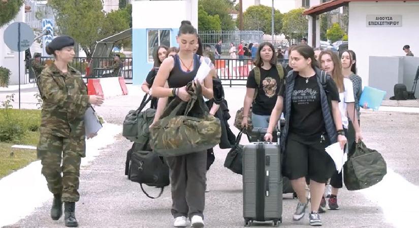 Komşuda ‘kadın asker’ devri… Birliğe teslim oldular