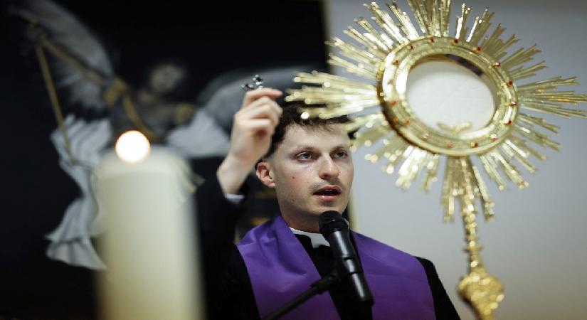 Portekiz’de “şeytan çıkarma” çılgınlığı. Papa ile fotoğrafını kullanıyor, tuz ve kutsal su satıyor