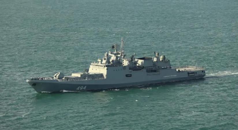Rus savaş gemisi İngiltere bandıralı yata ateş açtı