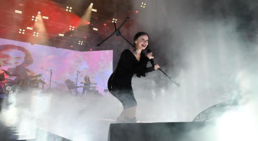 Şebnem Ferah 6 yıl ortadan sonra İzmir’de. Unutulmaz bir gece yaşandı