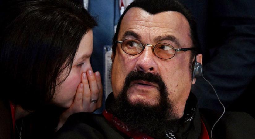 Sinema setlerinde taciz etmediği kimse kalmamıştı…Eski oyuncu saçını da sakalını da boyadı… İktisat forumunda ortaya çıktı